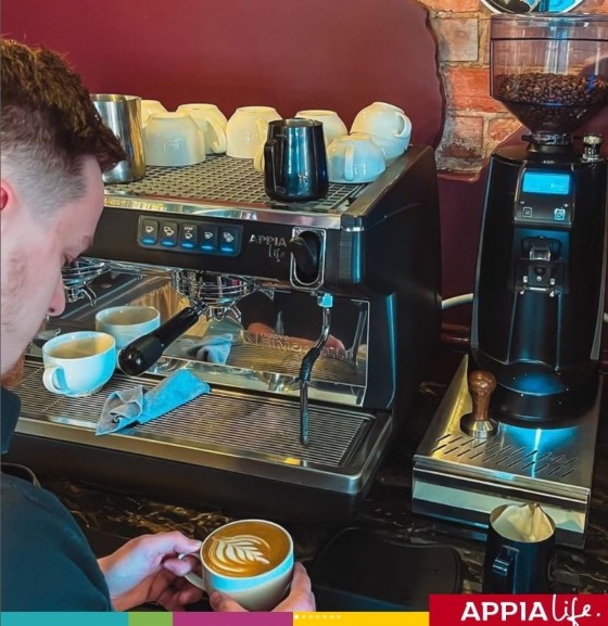 Černá Appia Life dvoupákový kávovar do kavárny.